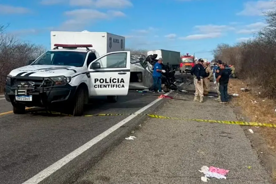 Van que transportava pacientes com câncer bate de frente com caminhonete e deixa seis mortos