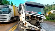 Acidente entre carreta e carro de passeio deixa vítima fatal na BR-101, em Itamaraju