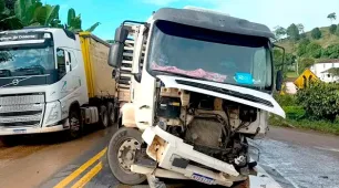 Acidente entre carreta e carro de passeio deixa vítima fatal na BR-101, em Itamaraju