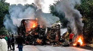 Acidente na BR-251: ônibus e carreta pegam fogo e deixam oito mortos em MG