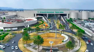 Aeroporto tem vazamento de esgoto e desabamente de parte do teto às vésperas do mundial