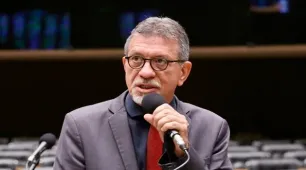 Afonso Florence desafia Flávio Bolsonaro a abrir extratos de conta ligada a advogado alvo da PF no caso INSS