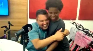 Alegria ao vivo: ação de Jonatas dos Santos distribui 17 bicicletas e emociona crianças