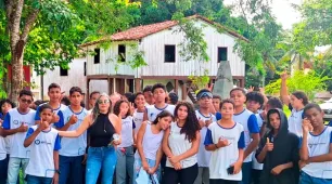 Alunos do ensino fundamental 2 visitam a Fazenda Cascata, em Teixeira de Freitas