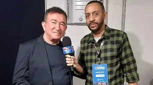 Mito da música romântica reencontra Itamaraju e recebe homenagem do Clube do Amado