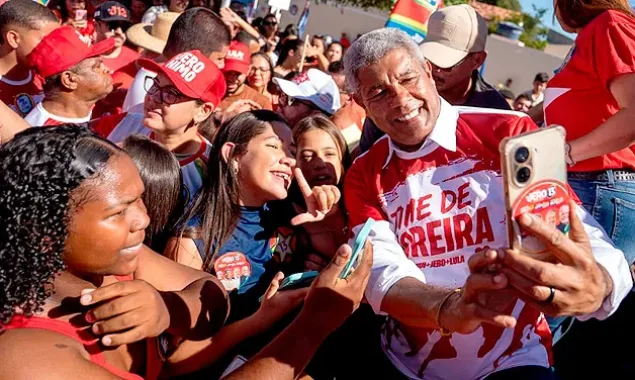 Após ato histórico em Feira de Santana, Jerônimo leva onda vermelha para mais cidades do interior
