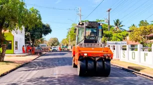 Asfaltamento começa em Cumuruxatiba e avança na melhoria da infraestrutura do distrito