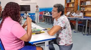 Ator Jackson Costa se emociona em Roda de Conversa com reeducandos do projeto Relere