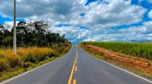 BA-693 recebe pavimentação do Governo da Bahia e fortalece ligação de Ibirapuã com Minas 