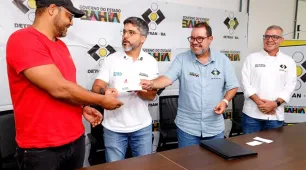 Bahia entrega primeira CNH do Brasil emitida no estado