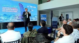 Bahia lança temporada 2026 de observação de baleias-jubarte com capacitação para profissionais do turismo