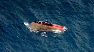 Barco com 105 pessoas naufraga no Mar Mediterrâneo