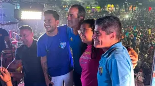 Bruno Reis comemora vitória com trio elétrico em Paripe