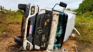 Caminhão baú carregado de papel higiênico tomba na BR-101, em Teixeira de Freitas