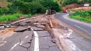 Caminhão carregado de pedras tomba e provoca rachaduras em asfalto 