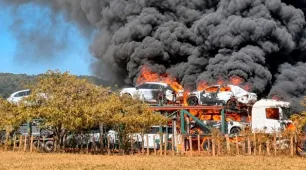 Carreta-cegonha carregada com veículos pega fogo no desvio da BR-101, em Santa Maria Eterna 
