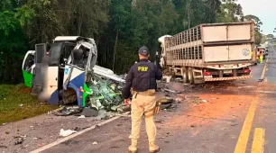 Carreta invade pista contrária, bate de frente com micro-ônibus, mata 23 e fere 5 pessoas, diz PRF