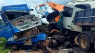 Carretas ficam destruídas após colidirem de frente na BR-101, em Itabatã