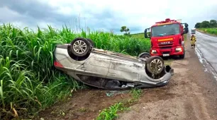 Carro capota na ‘curva da morte’ e deixa cinco mulheres feridas