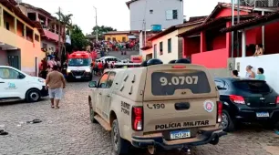 Carro invade garagem de casa e mata duas pessoas na Bahia