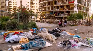 Cheiro da morte toma conta de La Guaira, onde desamparo aprofunda tragédia da Venezuela