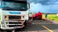 Colisão violenta entre carro e caminhão deixa cinco mortos da mesma família