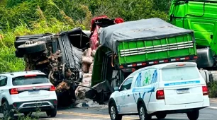 Colisão entre carretas mata caminhoneiro e deixa outro ferido na BR-101, em Itabela 