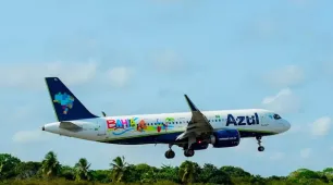 Com avião em homenagem à Bahia, Azul lança novos voos saindo de Salvador
