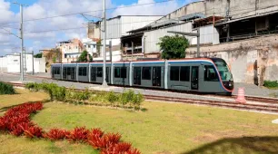 Com mais de 300 mil passageiros transportados, VLT de Salvador e RMS completa 100 dias de operação assistida