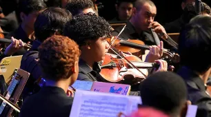 De Teixeira de Freitas para o Brasil: jovem violinista leva talento do NEOJIBA ao maior palco da música
