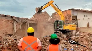 Demolição de prédio é concluída e devolve segurança ao centro de Mucuri