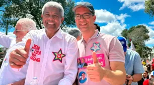 Do União Brasil de ACM Neto, prefeito de Teixeira de Freitas comanda carreata gigante ao lado de Jerônimo