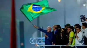 Em festa da vitória, Lula pede que público cante Hino da Independência