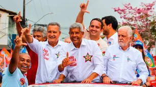 Em Itamaraju, Rui comemora aumento da permanência de estudantes na escola graças ao Pé-de-Meia e ao Bolsa Presença