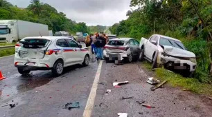 Engavetamento com oito veículos deixa motorista ferido na BR-324