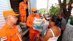 Estado entrega cestas básicas para famílias afetadas por desastre ambiental em São Tomé de Paripe