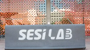Evento de arte e tecnologia "alfineta" com bordado e reflete sobre IA