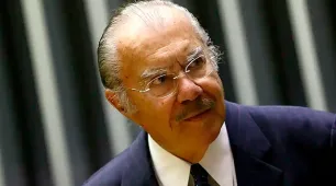 Ex-presidente José Sarney segue internado em hospital de São Paulo