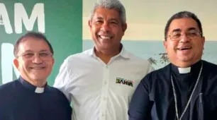 Governador Jerônimo Rodrigues é recepcionado por padres e convidado para posse do novo bispo