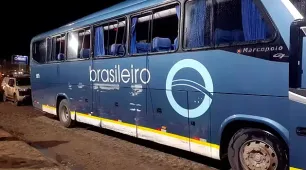 Homem furta ônibus, bate em poste e é preso minutos depois em cidade do extremo sul da Bahia