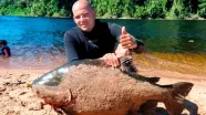  Homem pesca Tambaqui de 46 kg e brinca que peixe é maior que filho de 5 anos