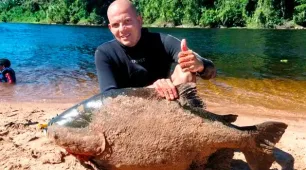  Homem pesca Tambaqui de 46 kg e brinca que peixe é maior que filho de 5 anos
