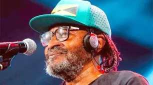 Ícone do reggae nacional, Edson Gomes dá entrada na UTI em hospital de Feira de Santana