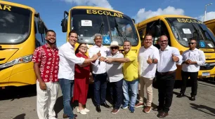Jerônimo Rodrigues entrega 101 ônibus escolares rurais para ampliar transporte de estudantes em municípios baianos