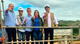 Jerônimo vai no pé da obra acompanhar trabalhos da Ponte do Rio Jequitinhonha