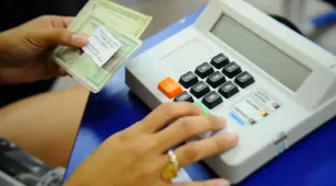 Jovens de 16 a 18 anos podem tirar 1º título de eleitor até 8 de maio