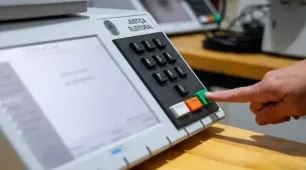 Justiça Eleitoral garante transporte e urnas adaptadas para PCD 