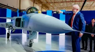 Lula batiza primeiro caça Gripen produzido no Brasil 