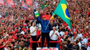 Lula é reeleito presidente do Brasil em virada histórica