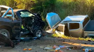 Mãe e filho morrem após carro sair da pista, capotar e bater em árvore na Bahia